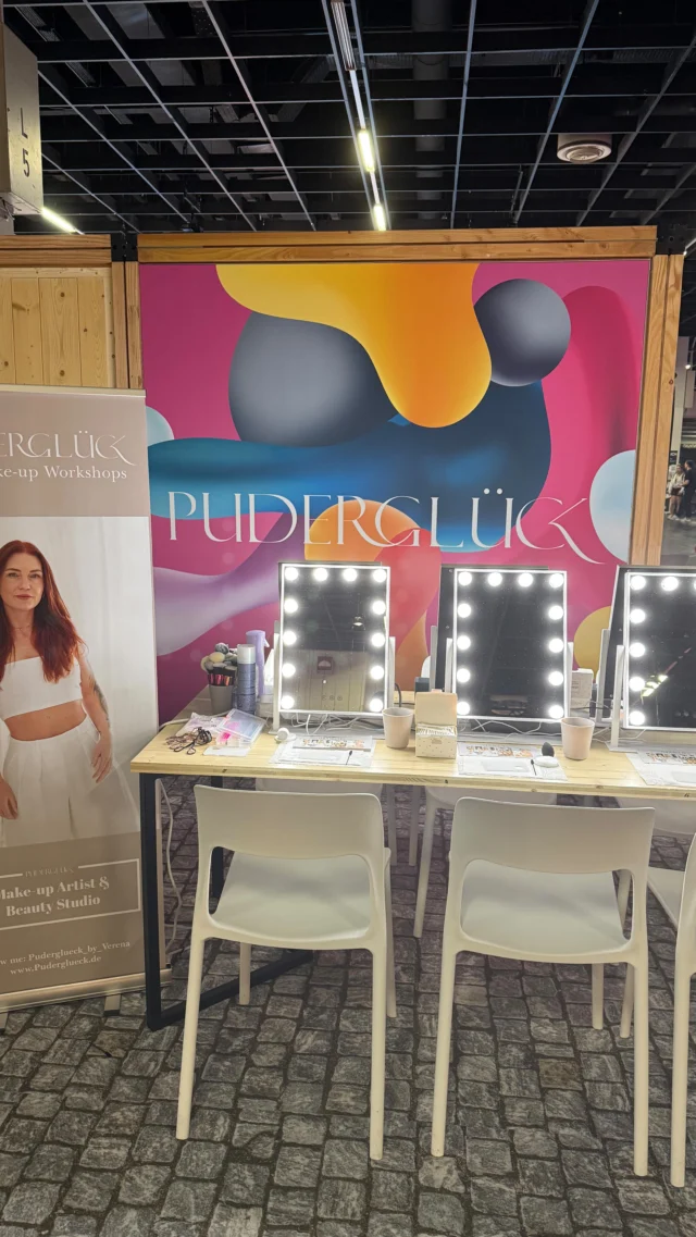 FIBO 2025 Day 4 – what a vibe!
So viele tolle Gesichter, so viel Make-Up-Liebe und ne mega Stimmung den ganzen Tag über!
Ich durfte auch heute wieder Make-up Workshops auf der @fiboofficial geben und bin einfach nur dankbar für jeden einzelnen von euch, der vorbeigeschaut hat – ihr habt das Ganze zu etwas ganz Besonderem gemacht!
Letzter Tag, volles Haus, gute Energy – kann man sich mehr wünschen?
Bis zum nächsten Mal – bleibt glowy! 💄
#FIBO2025 #MakeUpVibes #WorkshopLove #MakeUpArtistLife