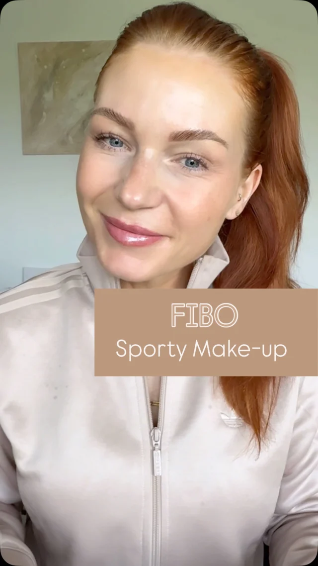 FIBO Workshop 3
Sporty Glow – Frische Haut mit Bronzer, Blush & Highlighter
Wie du mit wenig Produkt ein natürlich frisches, sportliches Strahlen ins Gesicht zauberst, ohne geschminkt auszusehen.
#sportymakeup #glowymakeup 
Produkte:
@narsissist - Hydrating Primer 
@itcosmeticsde - CC Cream 
@essence.cosmetics.germany - Contouring Stick
@essence.cosmetics.germany - Blush Stick
@lorealparis - Lumi Highlighter Stick 
@urbandecaycosmetics - Setting Spray 
@hudabeauty - Setting Powder 
@maccosmeticsgermany - fix+ Spray 
@schwarzkopfpro.de - got2be Kleber 4 Brows
@maybelline_de - the Falsies Mascara
@realtechniques - Beauty Blender