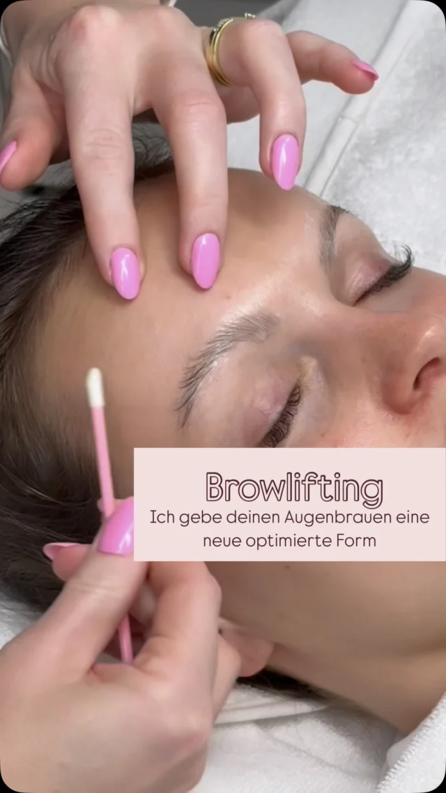 Browlifting – für den perfekten Augenbrauen-Lift! Deine Brauen wirken voller, gelifteter und verleihen deinem Blick sofort mehr Frische und Ausdruck.
#browlifting #browsonfleek #browlove