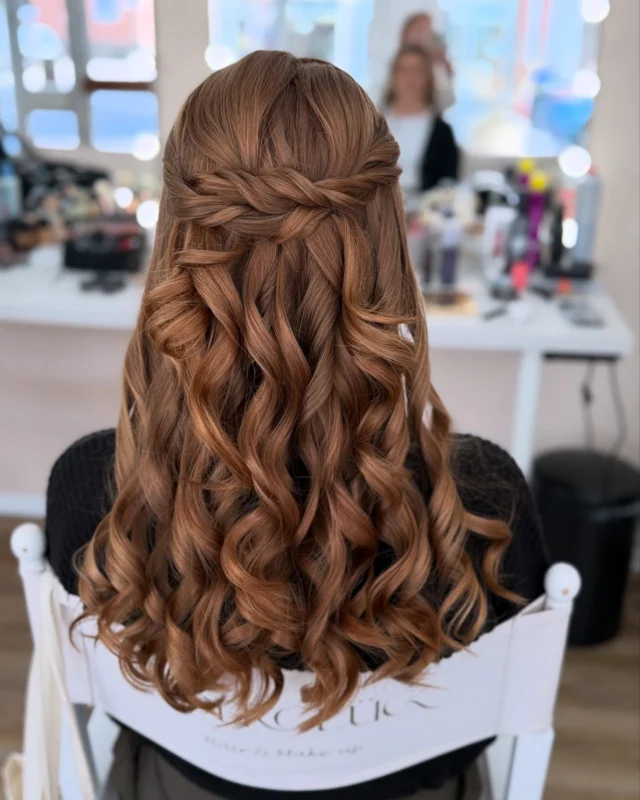 One Style – Four different Hairs
Die Half-Up-Half-Down-Frisur zeigt sich bei jeder Haarfarbe, -länge und -dichte von ihrer ganz eigenen Seite. 🤍 Ob weich und romantisch, elegant und strukturiert oder voluminös mit Statement-Waves – dieser Look passt sich dir an.
Und das Beste: Für Bräute 2025 ist sie der absolute Renner! 💍
Ein Stil, tausend Möglichkeiten – welche Variante ist dein Favorit?
#bridetobe2025 #bridalhairstyle #halfuphalfdown #weddinghairinspo #rozzalistin #hairmagic #bohobride #romanticlook #hairstylegoals